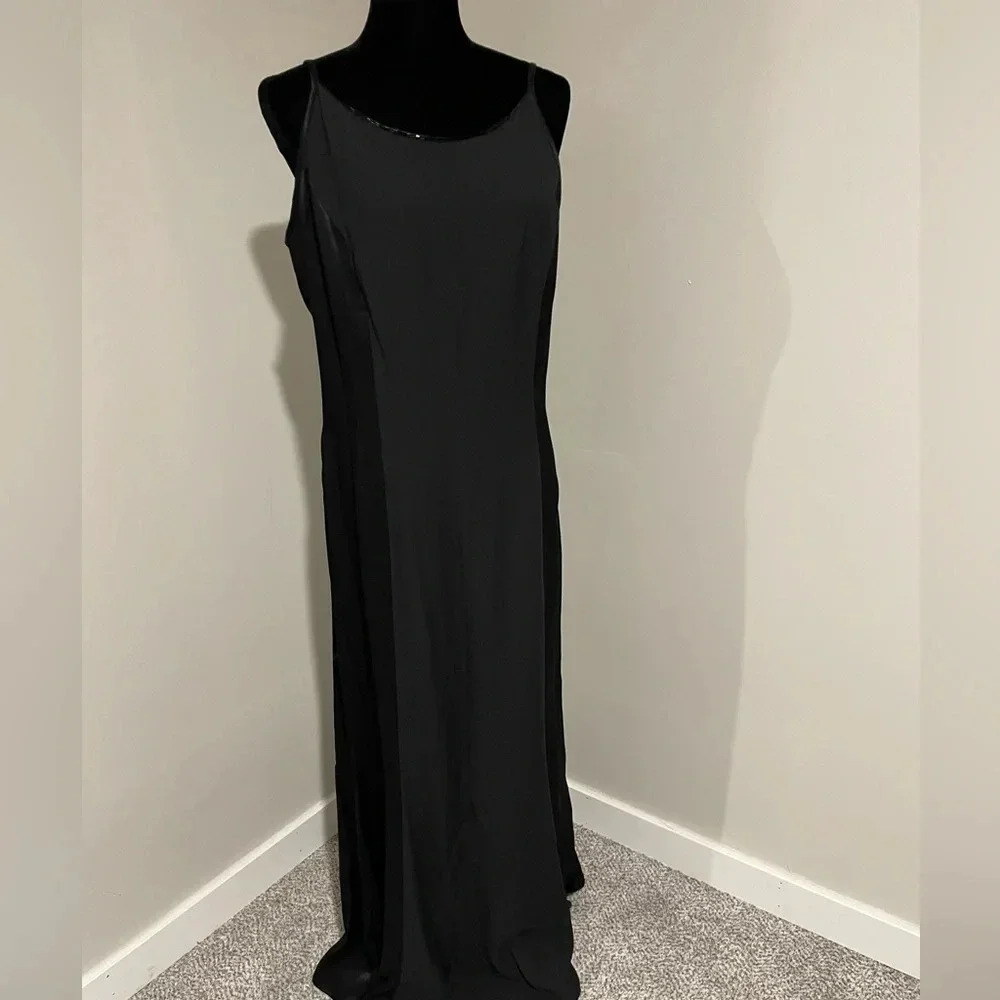 Jessica McClintock Gunne Sax 90s Sleek Black‎ Formal Dress with Beaded Neckline